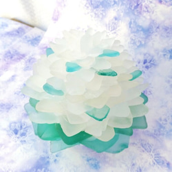 【オーダー】シーグラスのお花のランプシェード ホワイト＆ブルー×グリーン 雪解月（ゆきげづき）【海灯花】 3枚目の画像