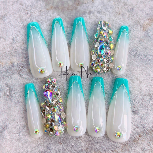 チップ種類、カラー変更可能》ターコイズネオンカラーVフレンチネイル  