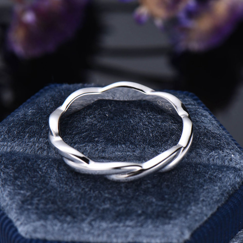 ユニークなツイスト ウェディング バンド プレーン ミニマリスト