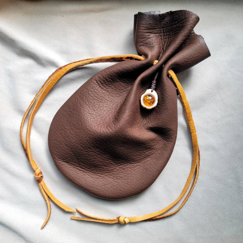 鹿革の巾着 アイオライトサンストーン 鹿革の巾着 鹿の角バルティック