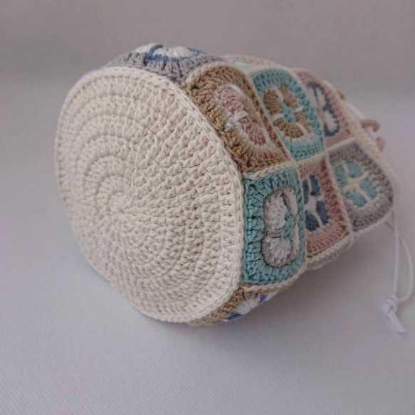 クロッシェモチーフ巾着・ソフトなカラー(コットン糸・丸底・かぎ針編み) 8枚目の画像