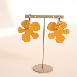 Cookie flower【レザーピアス/イヤリング】“yellow” 2枚目の画像