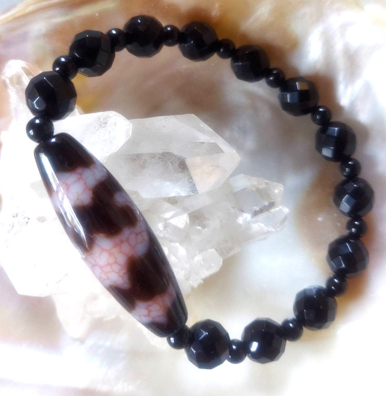 期間限定値下げ‼️赤い龍紋がくっきり入っている天珠さん‼️  五福臨門天珠さんと天然石のブレスレット