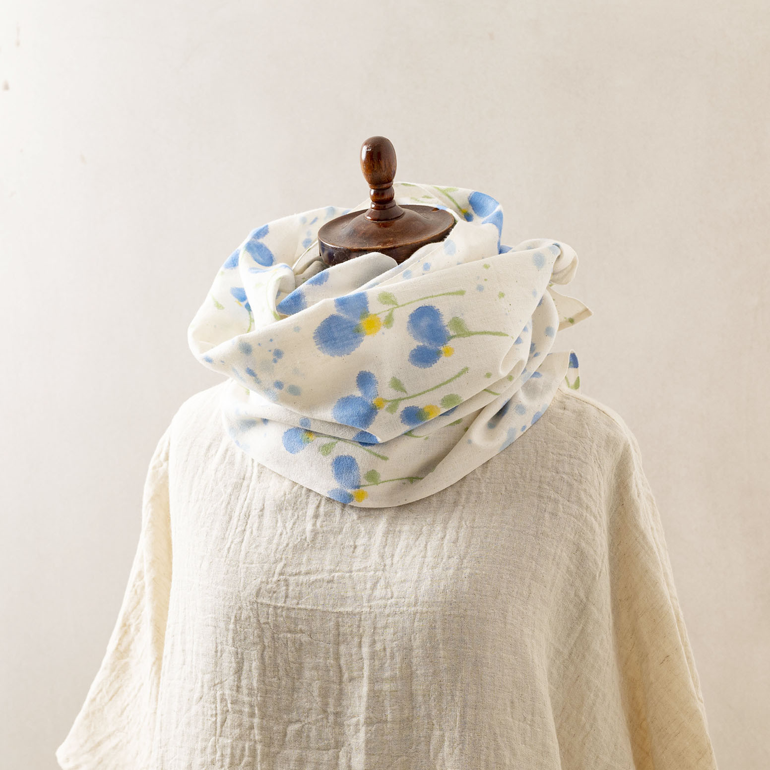 手描き染め伊勢木綿ストール / 雨にツユクサ・青