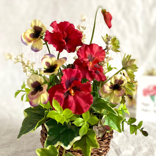 赤いパンジーのバスケットアレンジメント 〜寄せ植え風フラワー