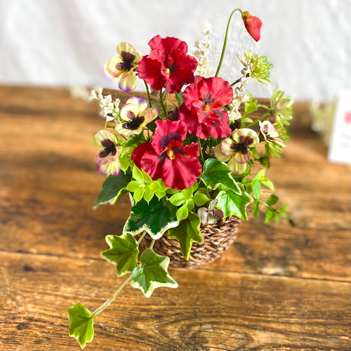 赤いパンジーのバスケットアレンジメント 〜寄せ植え風フラワー