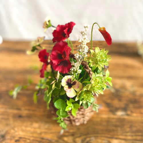 赤いパンジーのバスケットアレンジメント 〜寄せ植え風フラワー