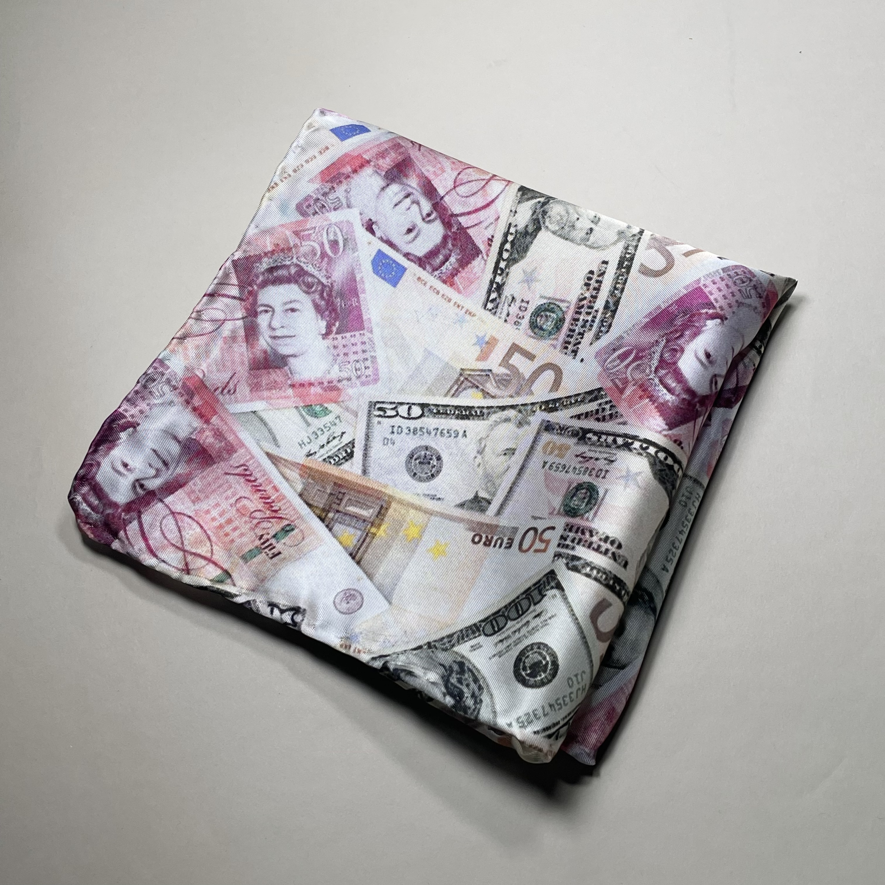 【受注製作】チーフ　ポケットチーフ　イタリア生地　イギリス　王室　エリザベス女王　プレゼント　ギフト　ロイヤルファミリー