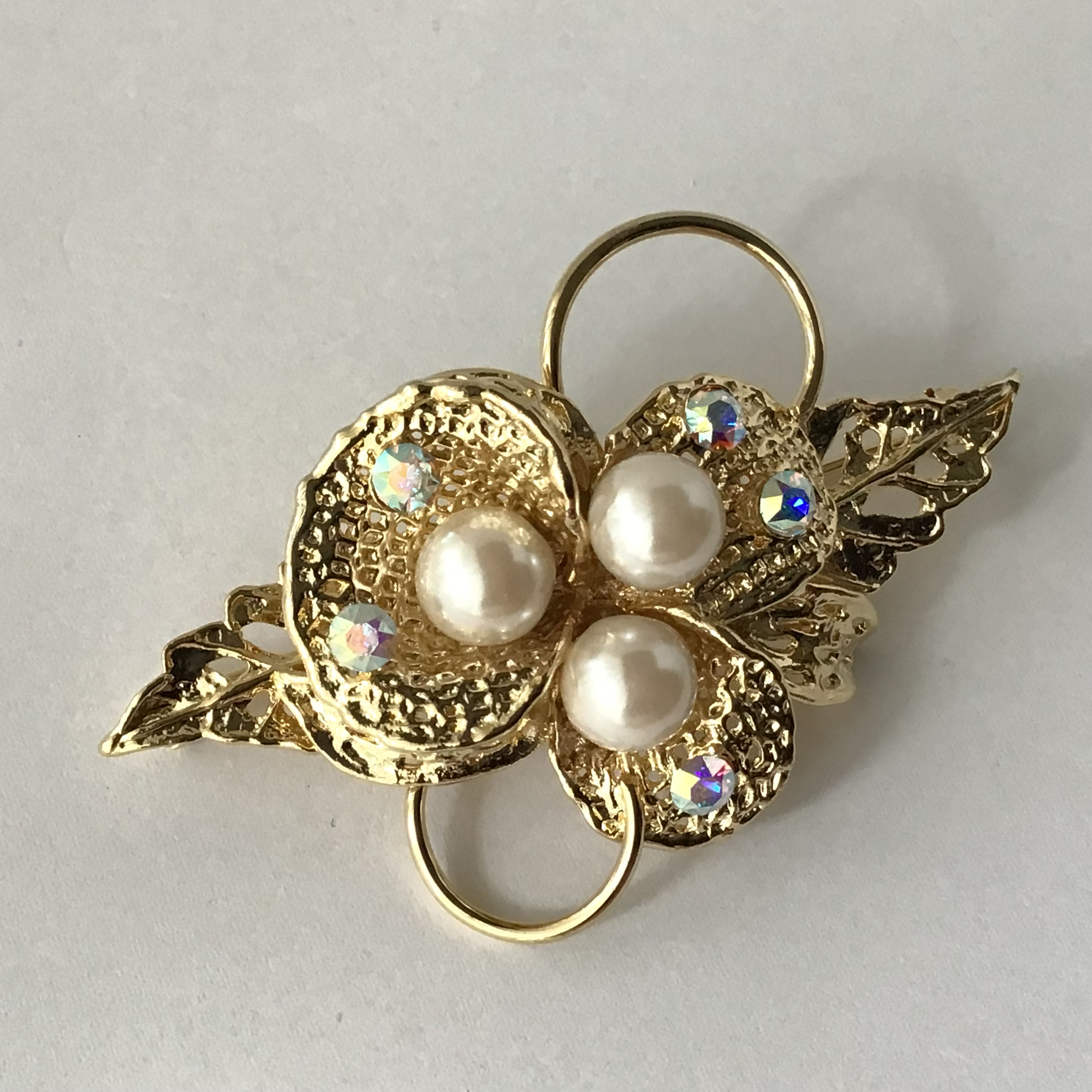 ゴールド花、パール、ビジューのブローチ