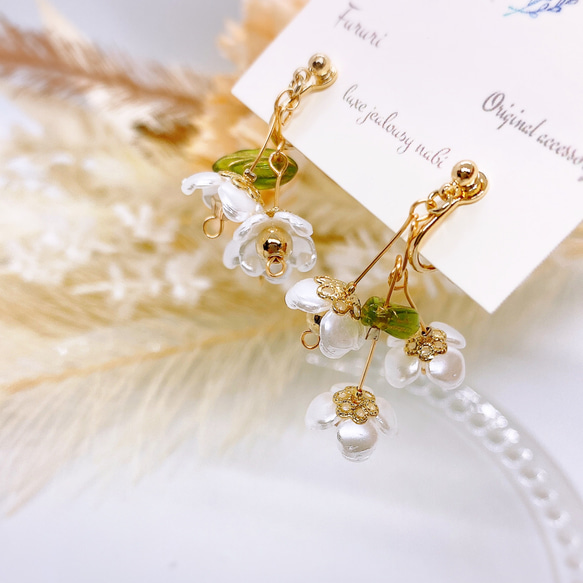 春夏煌めく アシンメトリー白い小花の花束ピアス/イヤリング