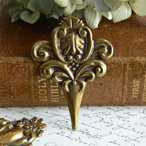 ✿フルールドリスのブラスメタルパーツB 1個 百合の紋章 ヴィンテージ