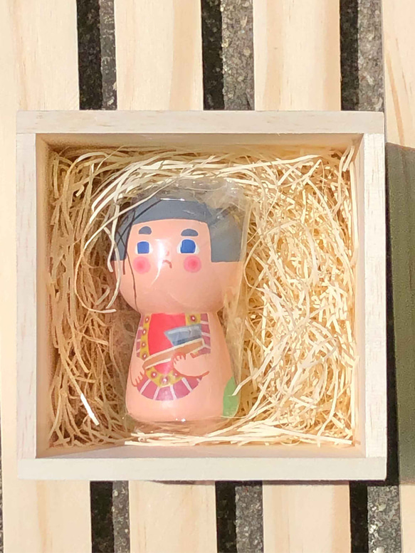 昔話　金太郎【木箱と額入りイラスト付】小こけし。プチギフトや手土産やプレゼントに。伝統工芸のかわいい木製人形 10枚目の画像