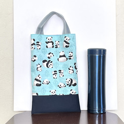 仲良しパンダ親子ペタンコバッグ　水筒入れサイズ　ミッドナイトブルー切替　ミントブルー　28.5×18 1枚目の画像