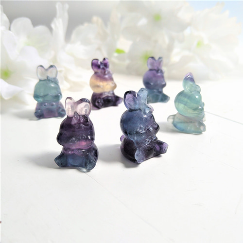 選択】フローライト（蛍石）うさぎさん 1個 カラフル 手彫り彫刻