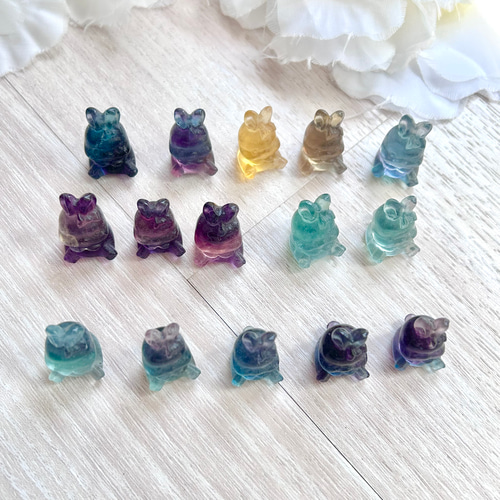 選択】フローライト（蛍石）うさぎさん 1個 カラフル 手彫り彫刻