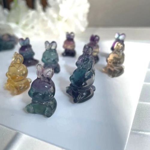 選択】フローライト（蛍石）うさぎさん 1個 カラフル 手彫り彫刻