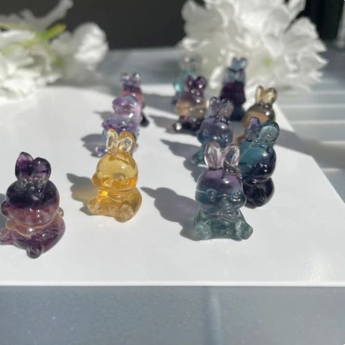 選択】フローライト（蛍石）うさぎさん 1個 カラフル 手彫り彫刻