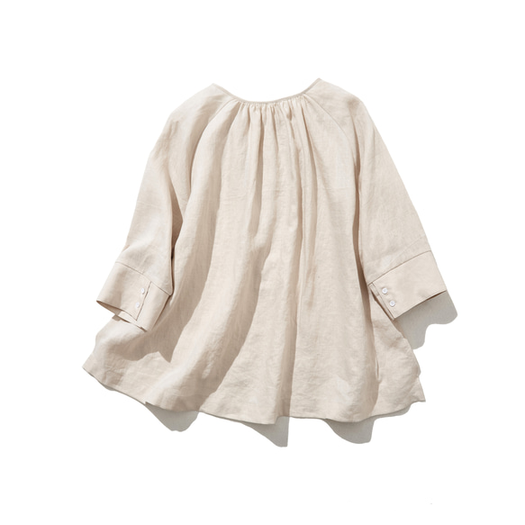 一件亞麻襯衫，隨著你的每個動作變換著不同的外觀。 100% 亞麻，米色。 230404-1 第6張的照片