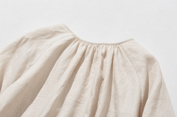 一件亞麻襯衫，隨著你的每個動作變換著不同的外觀。 100% 亞麻，米色。 230404-1 第7張的照片