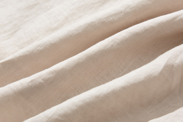 一件亞麻襯衫，隨著你的每個動作變換著不同的外觀。 100% 亞麻，米色。 230404-1 第10張的照片