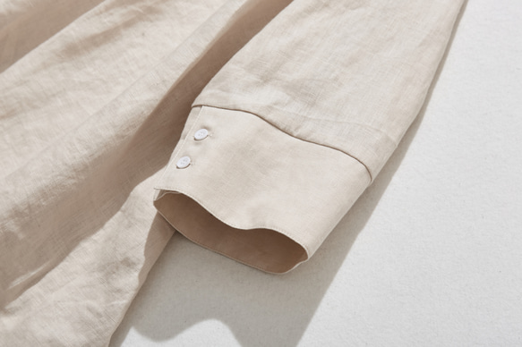 一件亞麻襯衫，隨著你的每個動作變換著不同的外觀。 100% 亞麻，米色。 230404-1 第8張的照片