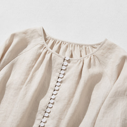 一件亞麻襯衫，隨著你的每個動作變換著不同的外觀。 100% 亞麻，米色。 230404-1 第3張的照片