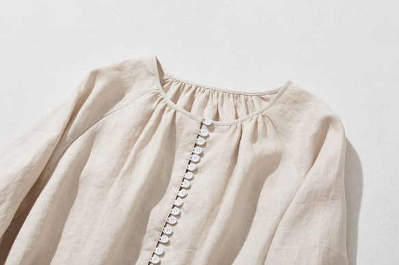 一件亞麻襯衫，隨著你的每個動作變換著不同的外觀。 100% 亞麻，米色。 230404-1 第3張的照片