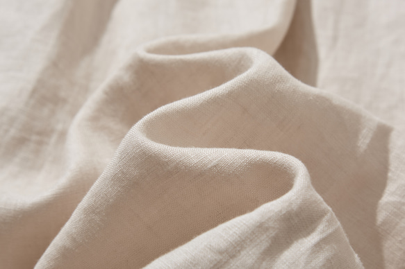 一件亞麻襯衫，隨著你的每個動作變換著不同的外觀。 100% 亞麻，米色。 230404-1 第11張的照片