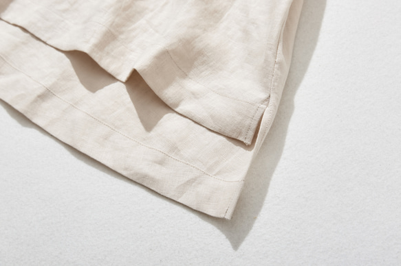 一件亞麻襯衫，隨著你的每個動作變換著不同的外觀。 100% 亞麻，米色。 230404-1 第5張的照片