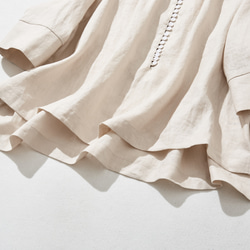 一件亞麻襯衫，隨著你的每個動作變換著不同的外觀。 100% 亞麻，米色。 230404-1 第4張的照片