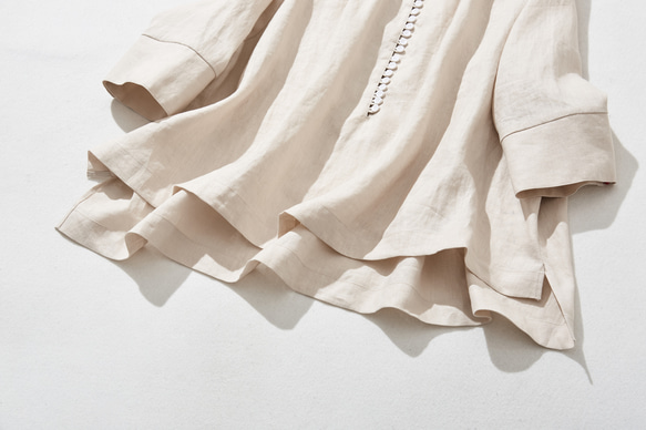 一件亞麻襯衫，隨著你的每個動作變換著不同的外觀。 100% 亞麻，米色。 230404-1 第4張的照片