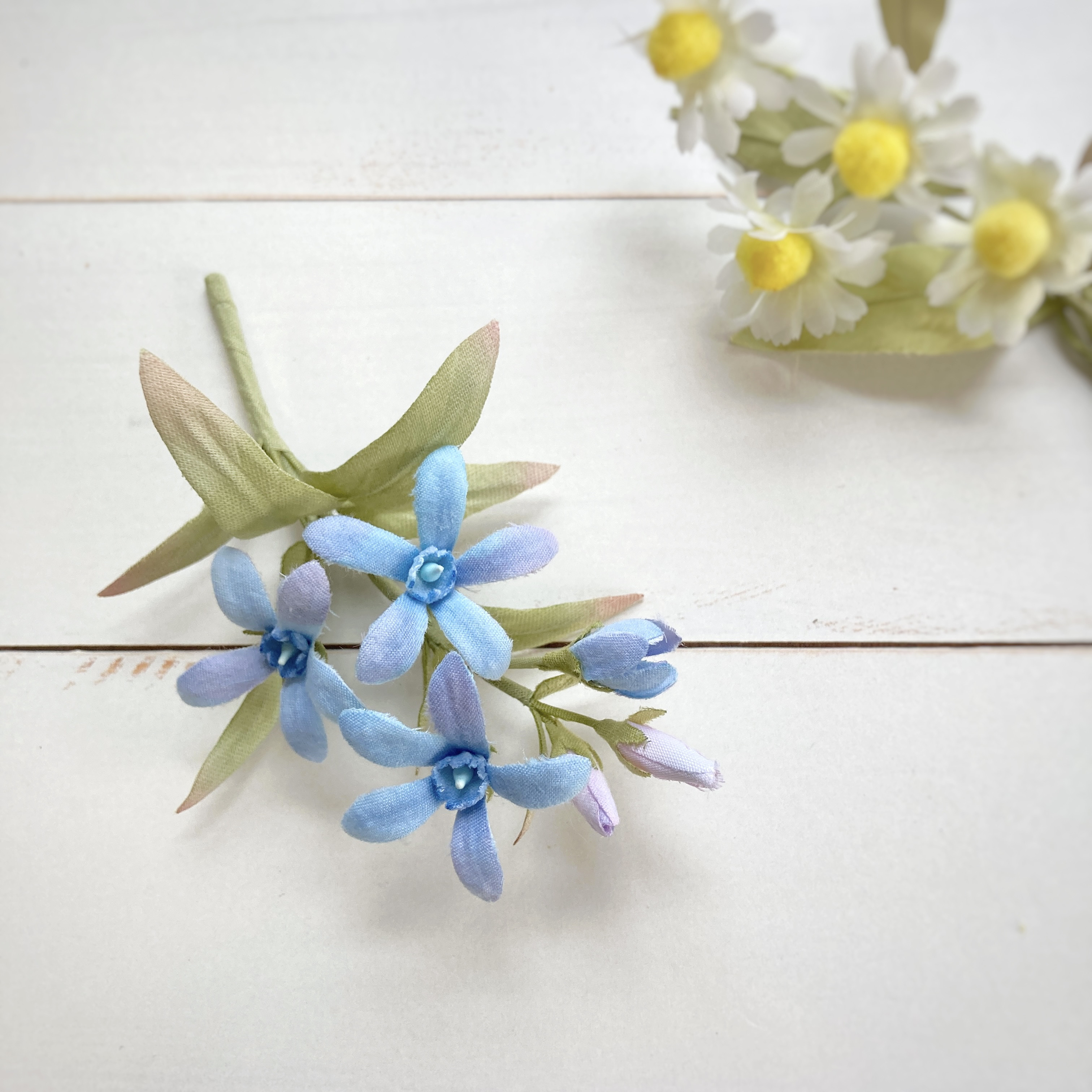 アンティーク　パウダーブルーのデイジーの花冠　布花　コサージュ フランス