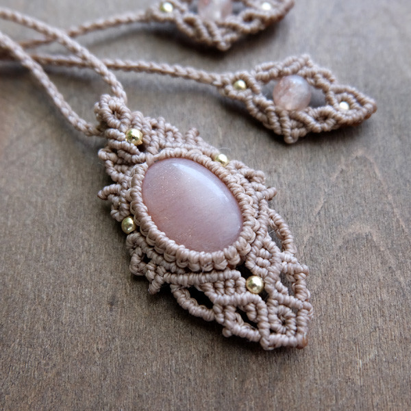 サンストーン（スリランカ産）　マクラメ編みペンダントネックレス　誕生日プレゼン トに天然石アクセサリー 3194
