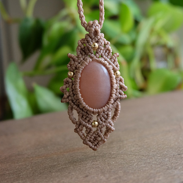 サンストーン（スリランカ産）　マクラメ編みペンダントネックレス　誕生日プレゼン トに天然石アクセサリー 3194