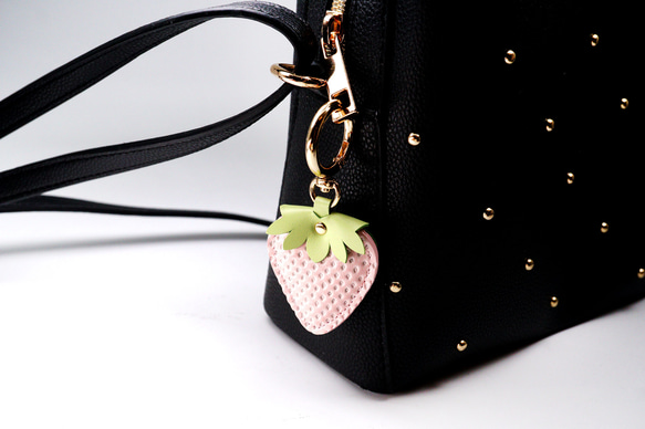 ヘタ付き白いちごなキーホルダー（牛革製） 7枚目の画像