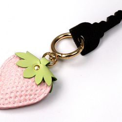 ヘタ付き白いちごなキーホルダー（牛革製） 6枚目の画像