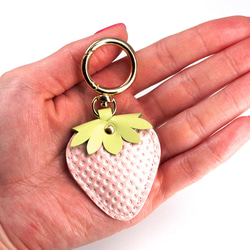 ヘタ付き白いちごなキーホルダー（牛革製） 2枚目の画像