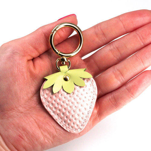 ヘタ付き白いちごなキーホルダー（牛革製） キーリング EARL'S