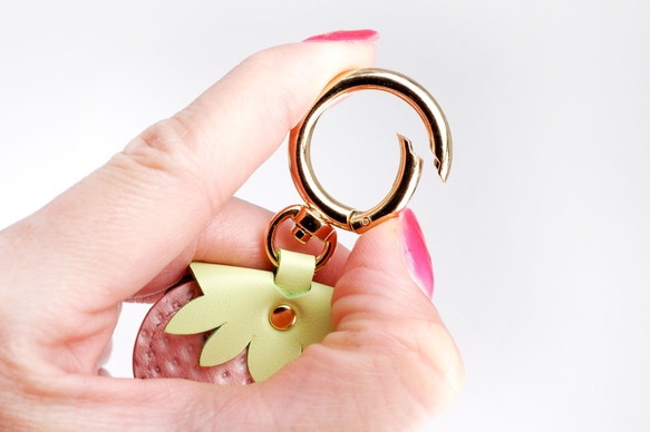 ヘタ付き白いちごなキーホルダー（牛革製） 5枚目の画像