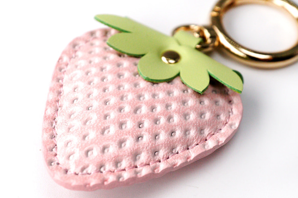 ヘタ付き白いちごなキーホルダー（牛革製） 4枚目の画像