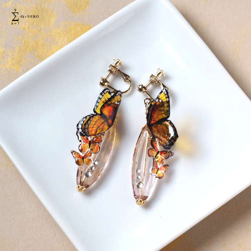 蝶の耳飾り 受注製作】飛び交う蝶の耳飾り.*・ﾟ星降る夜 (アシンメトリー