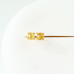 イエローダイヤモンドのスタッドピアス（約3mm） 2枚目の画像