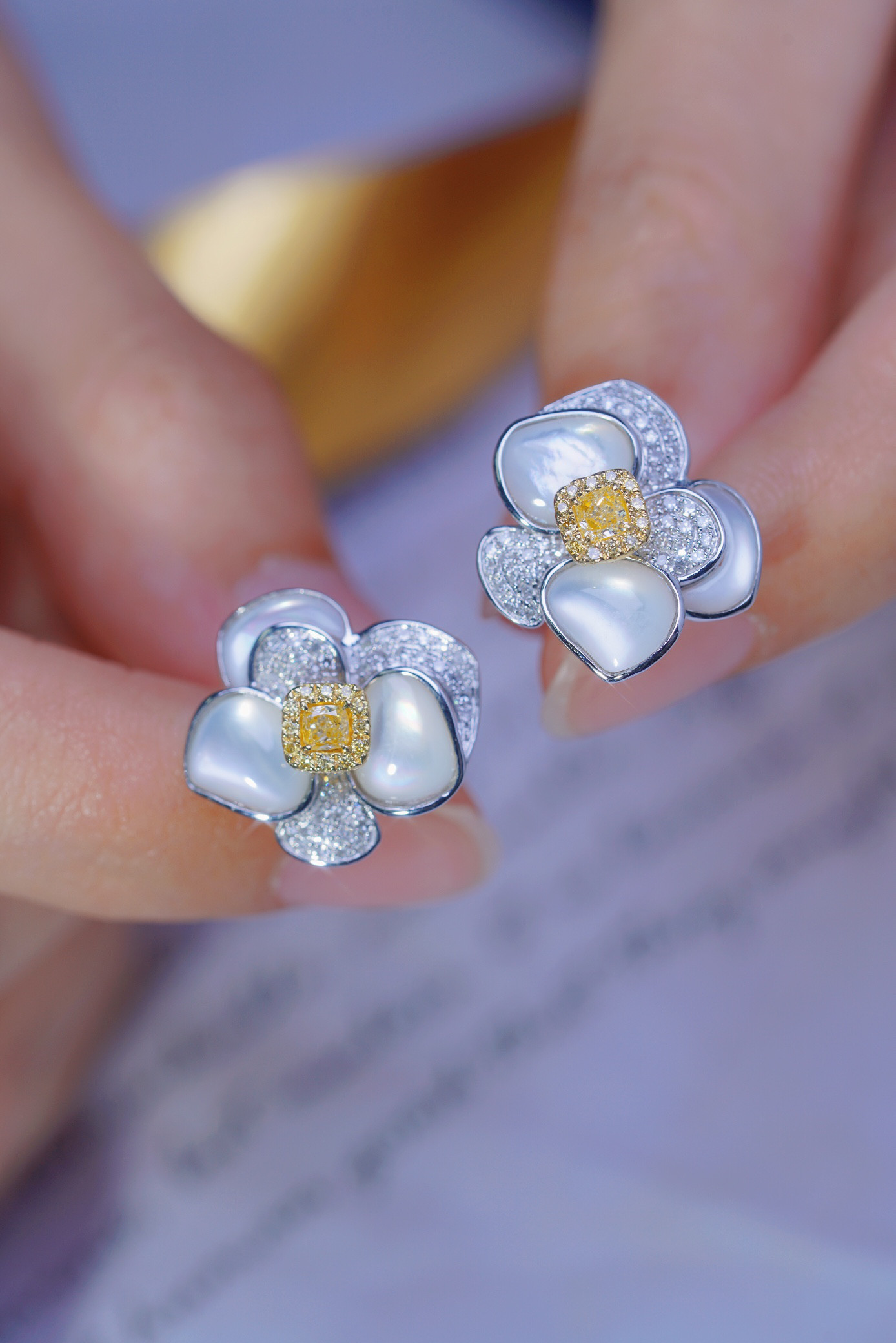 花モチーフ ダイヤモンド付きシェルピアスk18 ピアス（スタッド・一粒