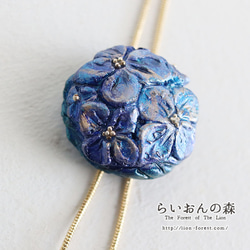 雨上がりの紫陽花　ループタイ　ネックレス・ラリエット風（紺青×空色） 2枚目の画像