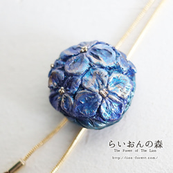 雨上がりの紫陽花　ループタイ　ネックレス・ラリエット風（紺青×空色） 3枚目の画像