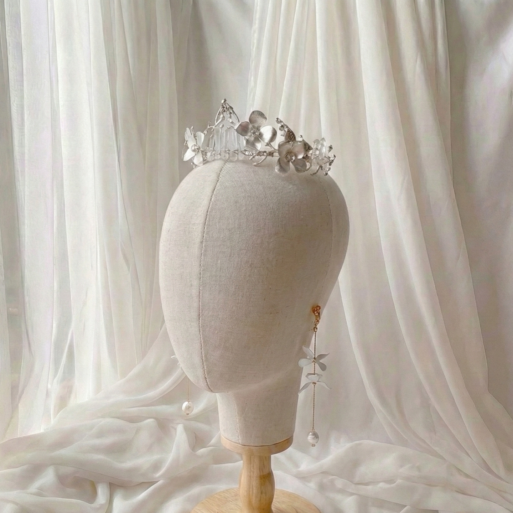 水晶と花のティアラ　真鍮　小枝　ティアラ　花　フラワー　結婚式　ブライダル　ウェディング　ヘッドドレス