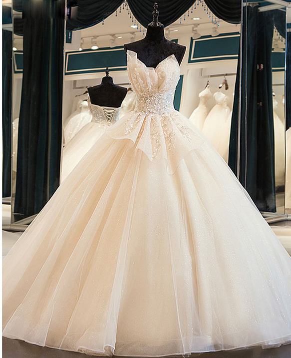 高級感あふれる最新ウエディングドレス。品位が漂う抹胸とシャンパンゴールドのドレスで、エレガントな大尾翼を身に纏う花嫁」 6枚目の画像