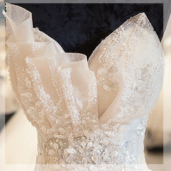 高級感あふれる最新ウエディングドレス。品位が漂う抹胸とシャンパンゴールドのドレスで、エレガントな大尾翼を身に纏う花嫁」 7枚目の画像