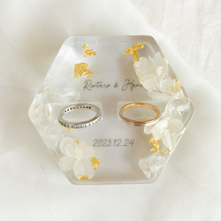白紫陽花と金箔レジンリングピロー×ゴールドガラスケース 1枚目の画像