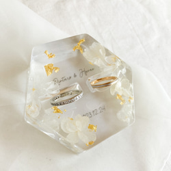 白紫陽花と金箔レジンリングピロー×ゴールドガラスケース 3枚目の画像